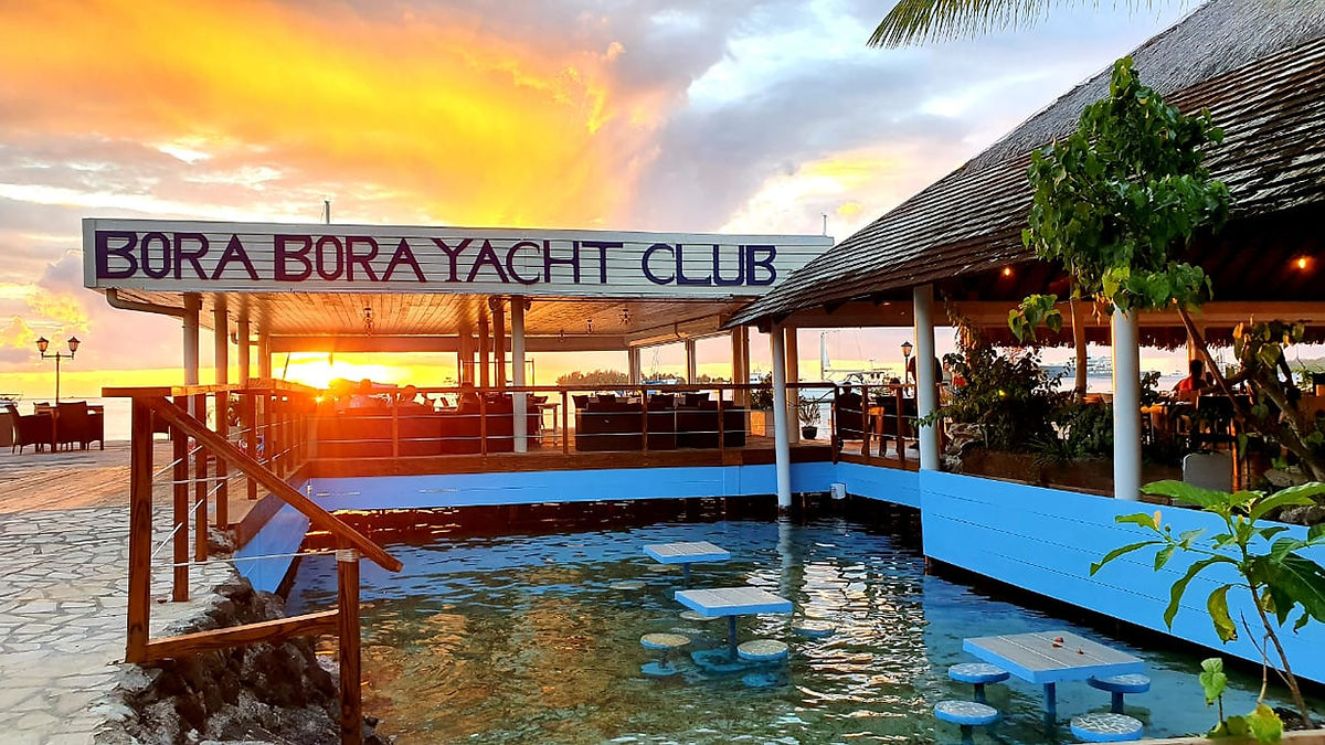 Vue panoramique du lagon de Bora Bora depuis le Yacht Club